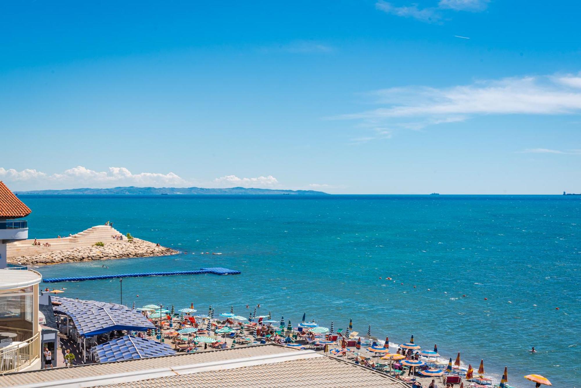 Aragosta Hotel Durres Exterior photo