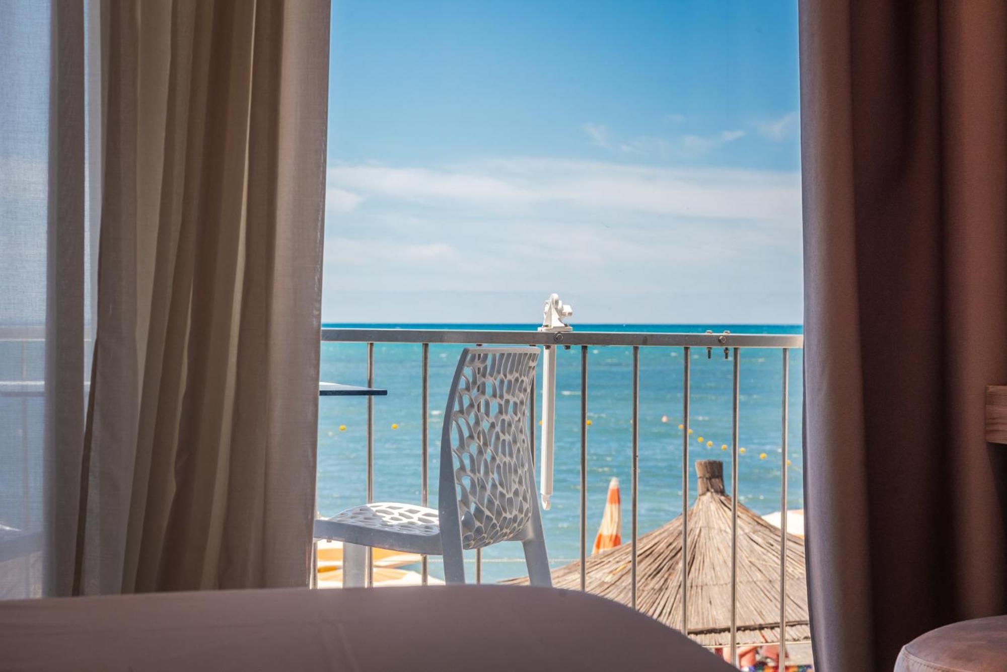 Aragosta Hotel Durres Exterior photo